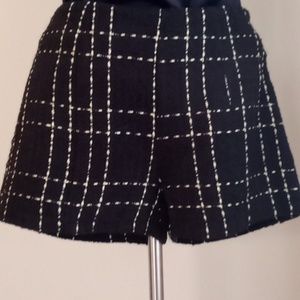 Forever 21 Black Winter Short With Gold Threaded Accents Size Lg.